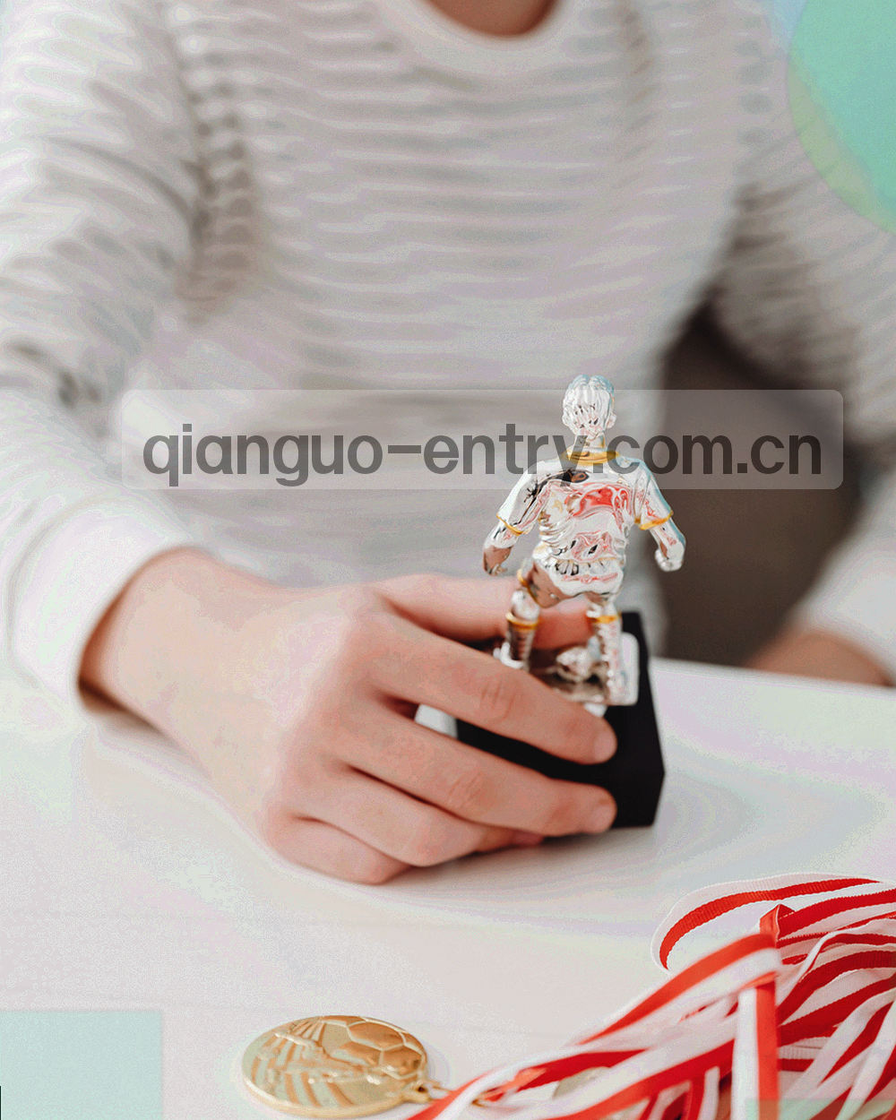 扁平插画：书桌上摊开几叠入口说明资料和一台旧款笔记本电脑，旁边放着橙子与绿叶